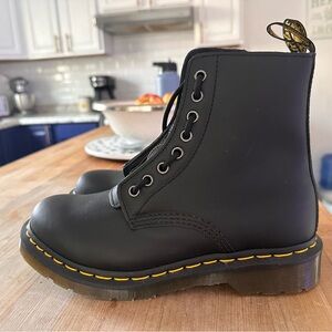 Dr. Martens 1460 Pascal front zip